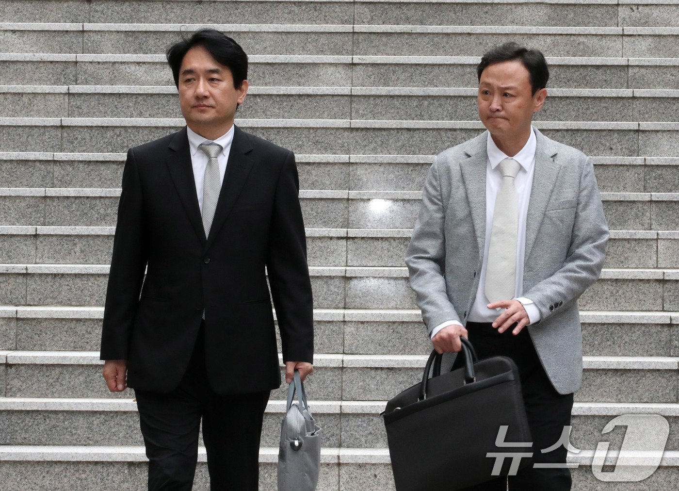 본문 이미지 - 류화현 위메프 대표(왼쪽)와 류광진 티몬 대표가 13일 서울 서초동 회생법원에서 열린 '티몬-위메프 회생절차 협의회'를 마친 후 법원을 나서고 있다. 이날 협의회는 채무자들이 채권자들과 자율적으로 해결책을 모색하는 자율구조조정지원(ARS) 프로그램의 일환으로, 수만 명에 이르는 소상공인 채권자들의 피해를 조기에 막고자 열렸다. (공동취재) 2024.8.13/뉴스1 ⓒ News1 박세연 기자