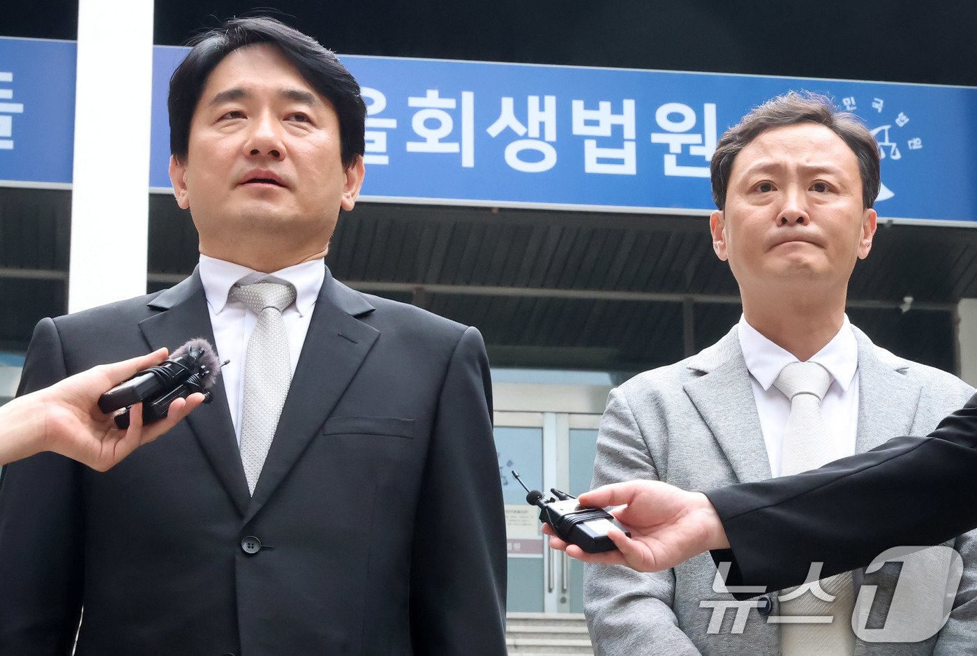 본문 이미지 - 류화현 위메프 대표&#40;왼쪽&#41;와 류광진 티몬 대표가 13일 서울 서초동 회생법원에서 열린 &#39;티몬-위메프 회생절차 협의회&#39;를 마친 후 취재진의 질문에 답하고 있다. 이날 협의회는 채무자들이 채권자들과 자율적으로 해결책을 모색하는 자율구조조정지원&#40;ARS&#41; 프로그램의 일환으로, 수만 명에 이르는 소상공인 채권자들의 피해를 조기에 막고자 열렸다. &#40;공동취재&#41; 2024.8.13/뉴스1 ⓒ News1 박세연 기자