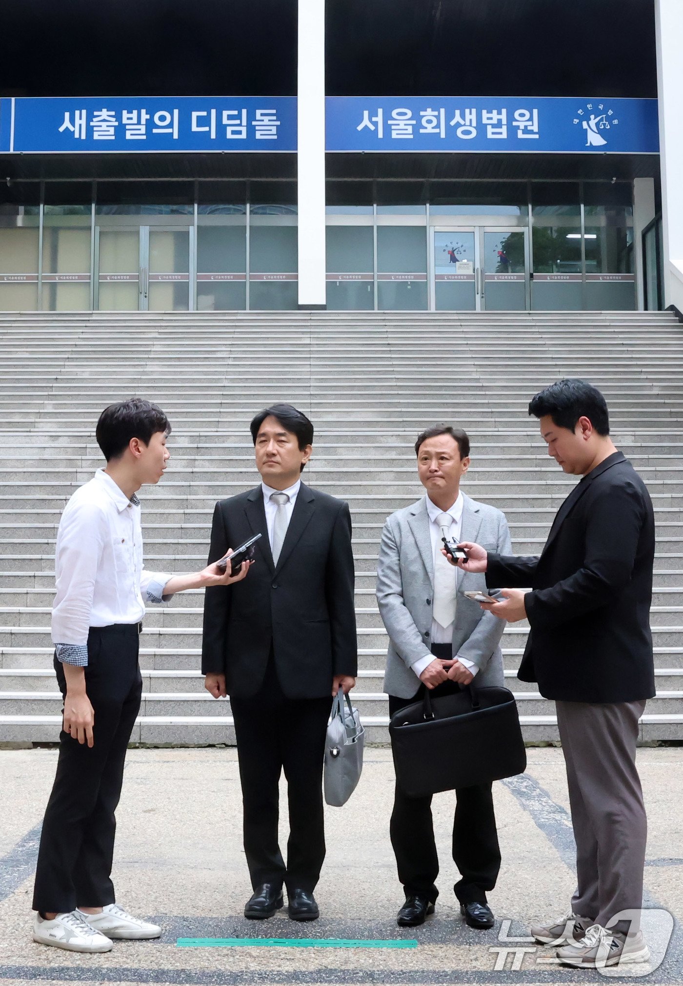 본문 이미지 - 류화현 위메프 대표(왼쪽)와 류광진 티몬 대표가 13일 서울 서초동 회생법원에서 열린 '티몬-위메프 회생절차 협의회'를 마친 후 취재진의 질문에 답하고 있다. 이날 협의회는 채무자들이 채권자들과 자율적으로 해결책을 모색하는 자율구조조정지원(ARS) 프로그램의 일환으로, 수만 명에 이르는 소상공인 채권자들의 피해를 조기에 막고자 열렸다. (공동취재) 2024.8.13/뉴스1 ⓒ News1 박세연 기자