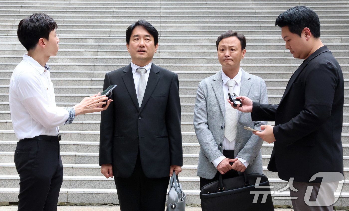 본문 이미지 - 류화현 위메프 대표(왼쪽)와 류광진 티몬 대표가 13일 서울 서초동 회생법원에서 열린 '티몬-위메프 회생절차 협의회'를 마친 후 취재진의 질문에 답하고 있다. 이날 협의회는 채무자들이 채권자들과 자율적으로 해결책을 모색하는 자율구조조정지원(ARS) 프로그램의 일환으로, 수만 명에 이르는 소상공인 채권자들의 피해를 조기에 막고자 열렸다. (공동취재) 2024.8.13/뉴스1 ⓒ News1 박세연 기자