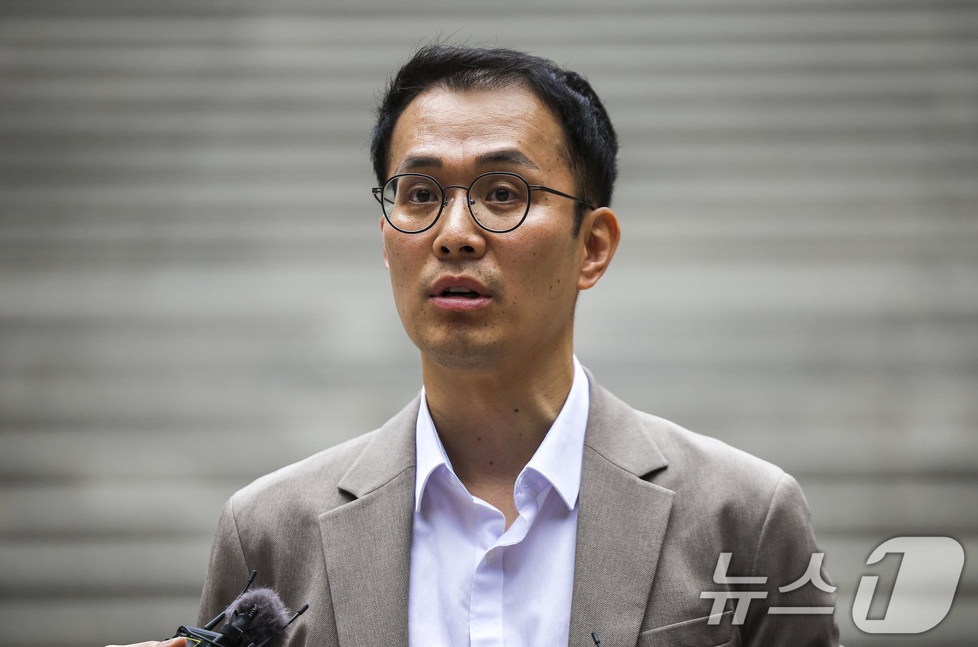 본문 이미지 - 신정권 판매업체 비상대책위원회 대표가 13일 서울 서초구 서울회생법원에서 서울회생법원에서 열린 티몬·위메프 회생절차 협의회를 마친 뒤 취재진의 질문에 답하고 있다. (공동취재)2024.8.13/뉴스1 ⓒ News1 박세연 기자