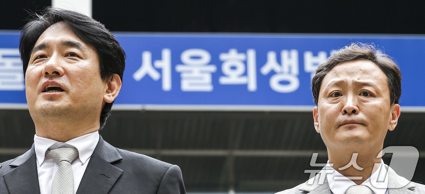 본문 이미지 - 류화현 위메프 대표가 13일 서울 서초동 회생법원에서 열린 '티몬-위메프 회생절차 협의회'를 마친 후 취재진의 질문에 답하고 있다. 오른쪽은 류광진 티몬 대표. 이날 협의회는 채무자들이 채권자들과 자율적으로 해결책을 모색하는 자율구조조정지원(ARS) 프로그램의 일환으로, 수만 명에 이르는 소상공인 채권자들의 피해를 조기에 막고자 열렸다. (공동취재) 2024.8.13/뉴스1 ⓒ News1 박세연 기자