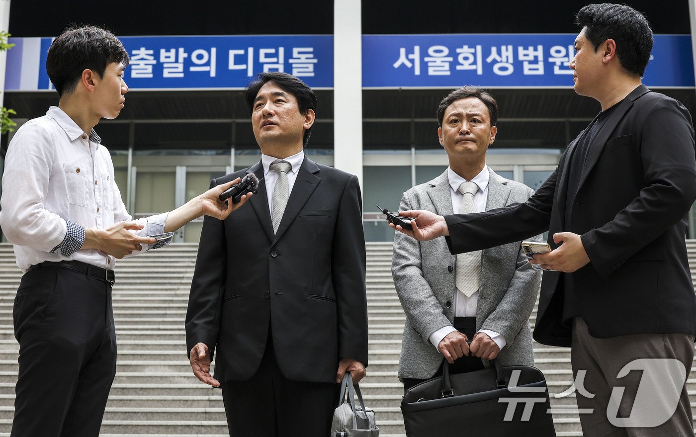 본문 이미지 - 류화현(왼쪽) 위메프 대표와 류광진 티몬 대표가 13일 서울 서초구 서울회생법원에서 열린 티몬·위메프 회생절차 협의회를 마친 뒤 취재진의 질문에 답하고 있다.(공동취재) 2024.8.13/뉴스1 ⓒ News1 박세연 기자