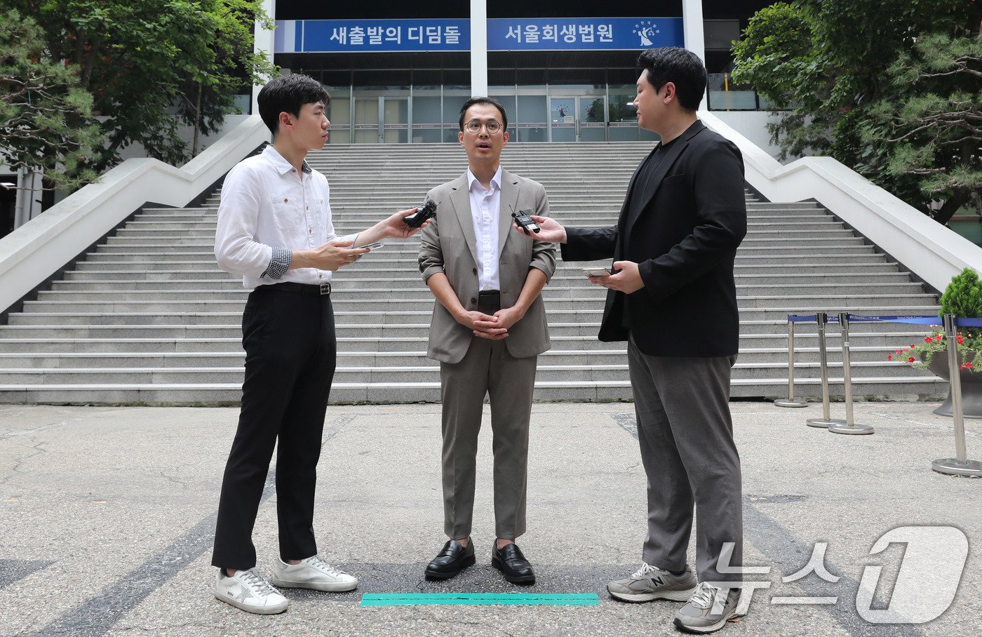 본문 이미지 - 신정권 판매업체 비상대책위원회 대표가 13일 서초구 서울회생법원에서 열린 티몬·위메프 회생절차 협의회를 마치고 법원을 나서며 취재진 질문에 답하고 있다. 2024.8.13./뉴스1 ⓒ News1 박세연 기자