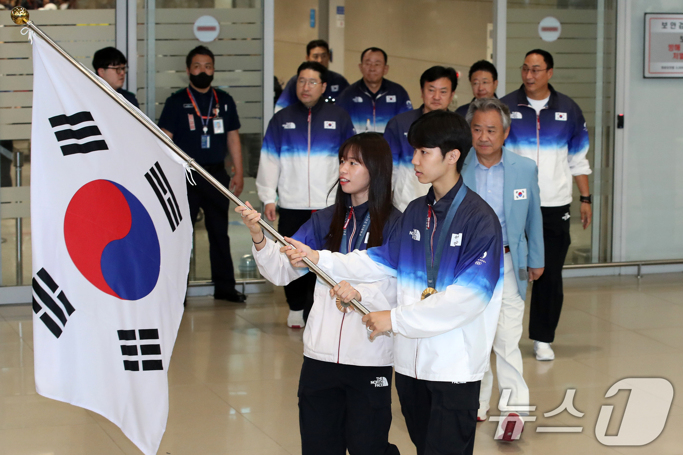 (인천공항=뉴스1) 이승배 기자 = 대한민국 복싱 대표팀 임애지와 태권도 대표팀 박태준이 2024 파리 올림픽을 마치고 13일 인천국제공항을 통해 귀국하고 있다. 2024.8.13 …