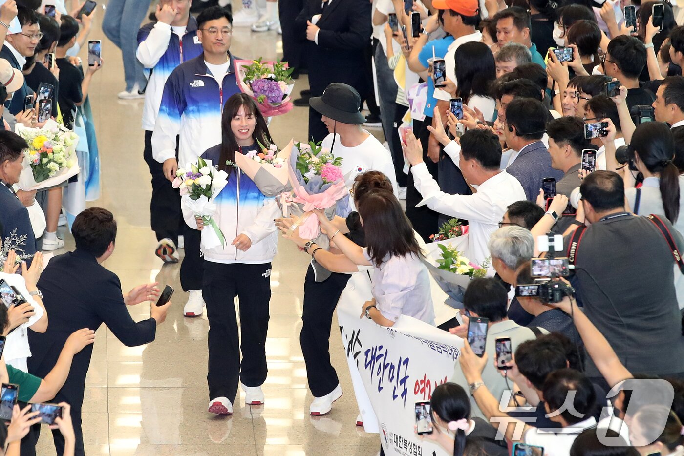 본문 이미지 - 대한민국 여자 복싱 대표팀 임애지가 파리 올림픽을 마치고 13일 인천국제공항을 통해 귀국해 팬들의 환호를 받으며 발걸음을 옮기고 있다. 2024.8.13/뉴스1 ⓒ News1 이승배 기자