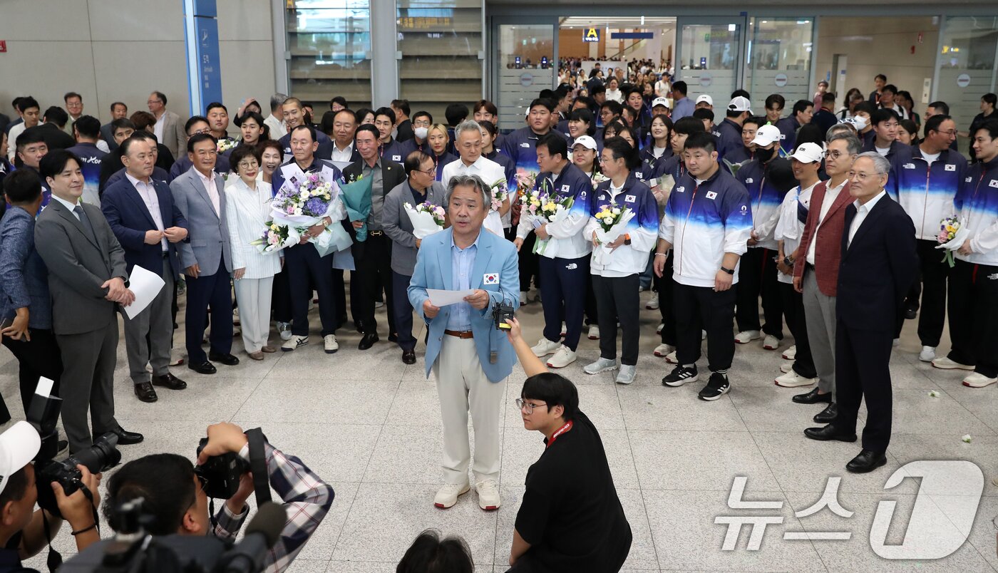 이기흥 대한체육회장이 파리 올림픽을 마치고 13일 인천국제공항을 통해 귀국해 발언하고 있다. 대한민국은 2024파리올림픽에서 총 32개의 메달&#40;금 13, 은 9, 동 10&#41;과 종합순위 8위라는 &#39;역대급 성과&#39;를 기록했다.2024.8.13/뉴스1 ⓒ News1 이승배 기자