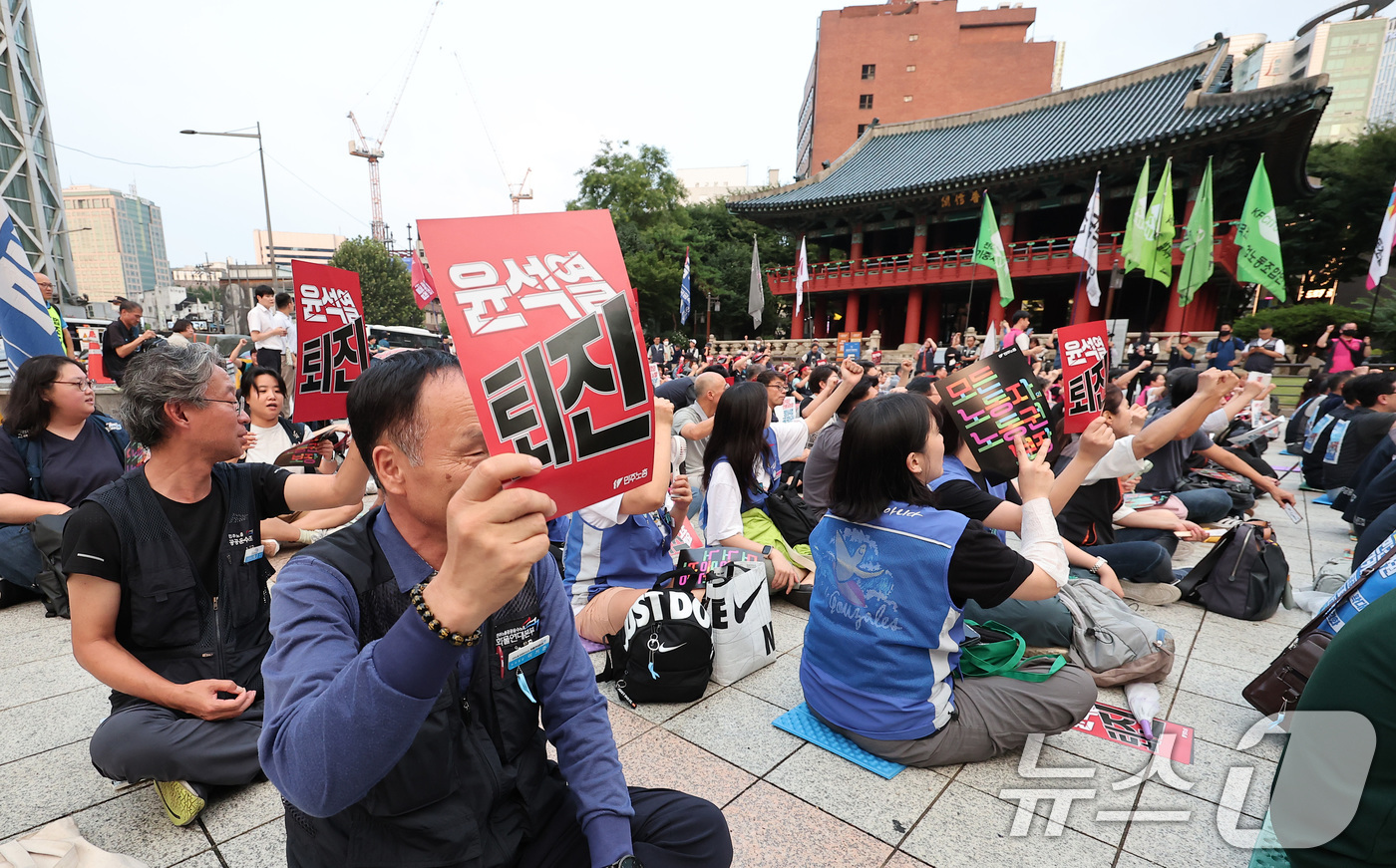 (서울=뉴스1) 김성진 기자 = 민주노총 조합원들이 13일 서울 종로구 보신각 앞에서 열린 노조법 개정안 재의 요구 규탄 집회에서 구호를 외치고 있다. 2024.8.13/뉴스1