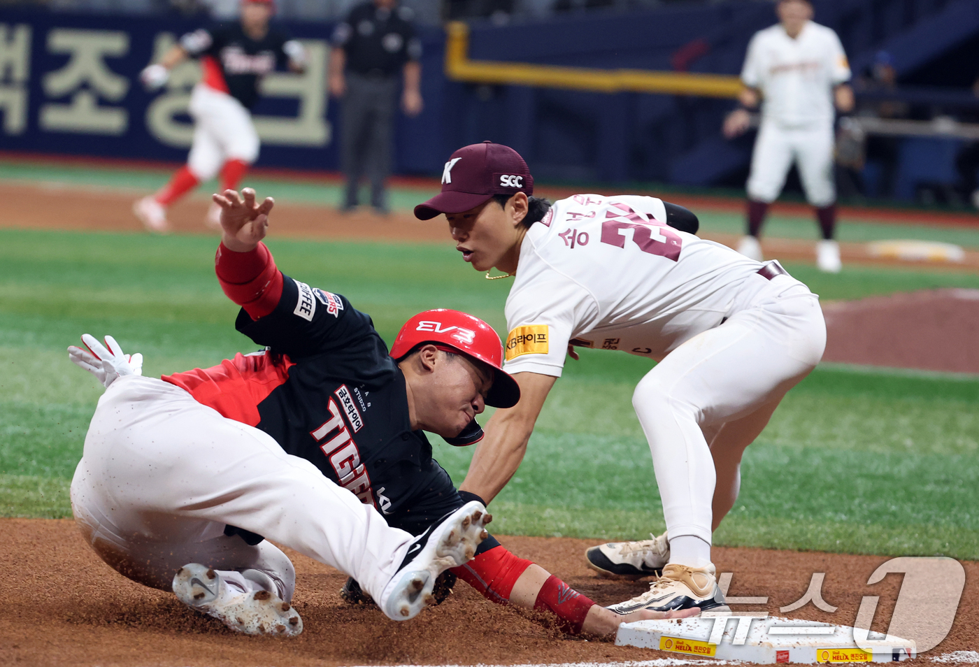 (서울=뉴스1) 김명섭 기자 = 13일 서울 구로구 고척스카이돔에서 열린 프로야구 '2024 신한 SOL 뱅크 KBO리그' 기아 타이거즈와 키움 히어로즈의 경기에서 5회초 2사 1 …