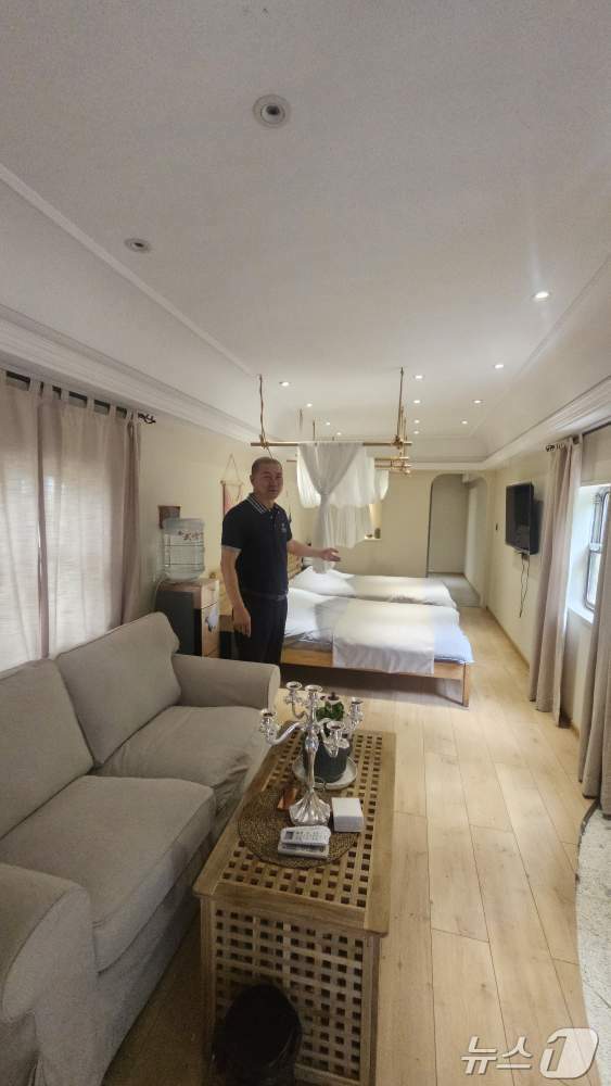 본문 이미지 - 허둥 와이너리. 궁제 경영자가 열차를 개조해 만든 객실을 소개하고 있다.