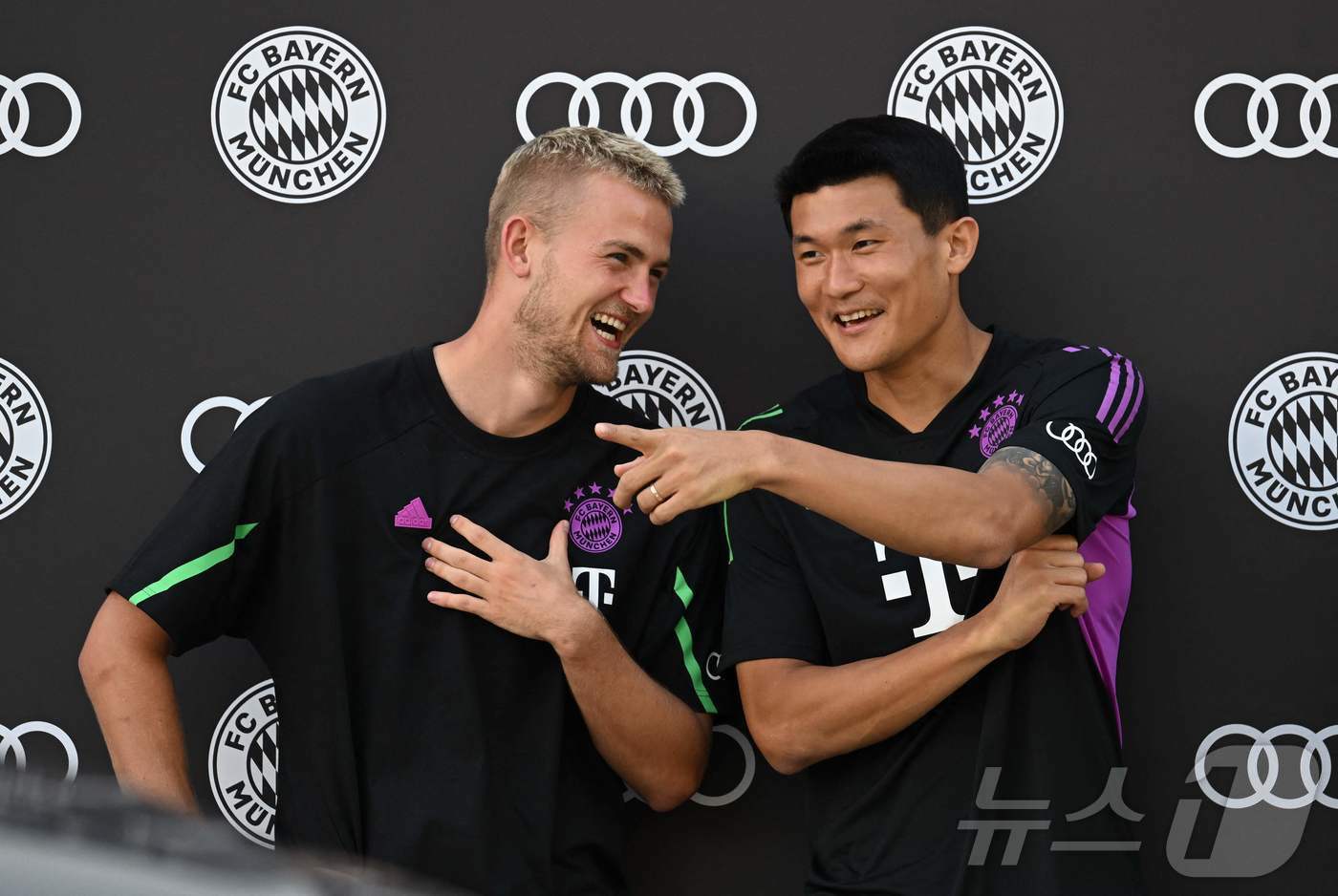 본문 이미지 - 바이에른 뮌헨 시절 마티아스 더리흐트와 김민재. ⓒ AFP=뉴스1