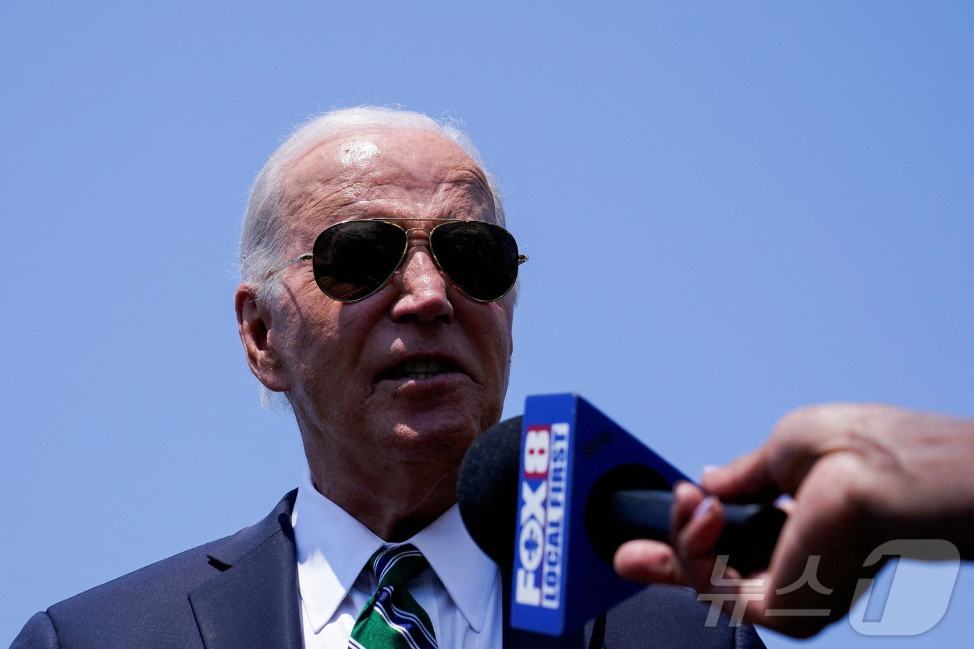 본문 이미지 - 조 바이든 미국 대통령이 13일(현지시각) 루이지애나주 뉴올리언스의 공항에 도착해 취재진을 만나 “이스라엘과 하마스간 휴전 협상이 점점 더 어려워지고 있지만 포기하지 않을 것"이라고 밝히고 있다. 2024.08.13. ⓒ 로이터=뉴스1 ⓒ News1 우동명 기자