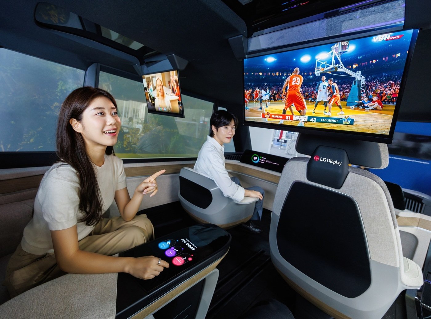 본문 이미지 - 14일 서울 코엑스에서 열린 'K-디스플레이 2024' 전시회에서 LG디스플레이 모델이 18인치 슬라이더블 OLED 및 57인치 필러투필러 LCD가 적용된 자율주행 콘셉트카를 체험하고 있다(LG디스플레이 제공).