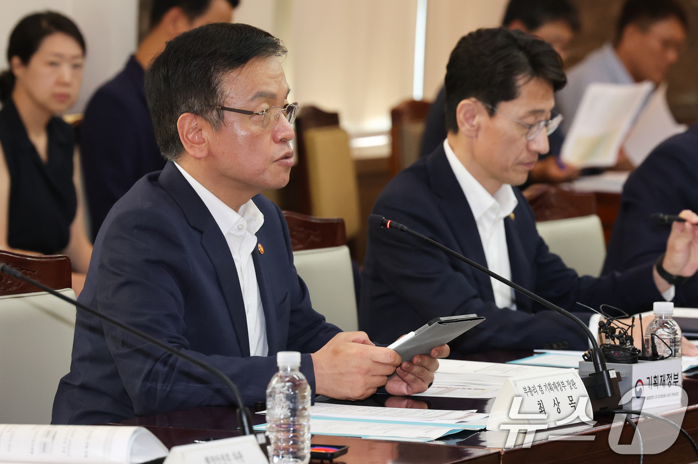 (서울=뉴스1) 허경 기자 = 최상목 경제부총리 겸 기획재정부 장관이 14일 서울 종로구 정부서울청사에서 열린 제26차 국유재산정책심의위원회 회의에서 모두발언을 하고 있다. 202 …