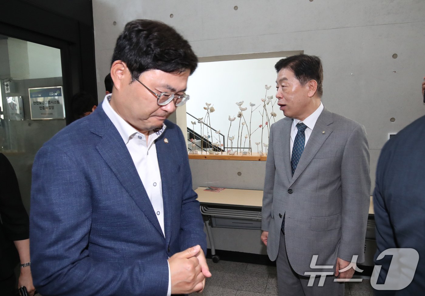 본문 이미지 - 14일 충남 천안 독립기념관에서 더불어민주당 정무위, 역사정의 특위 의원들이 독립기념관장 임명 규명을 위한 현장방문에서 의원들이 마중나온 김형석 관장을 외면하고 있다. 2024.8.14/뉴스1 ⓒ News1 김기태 기자