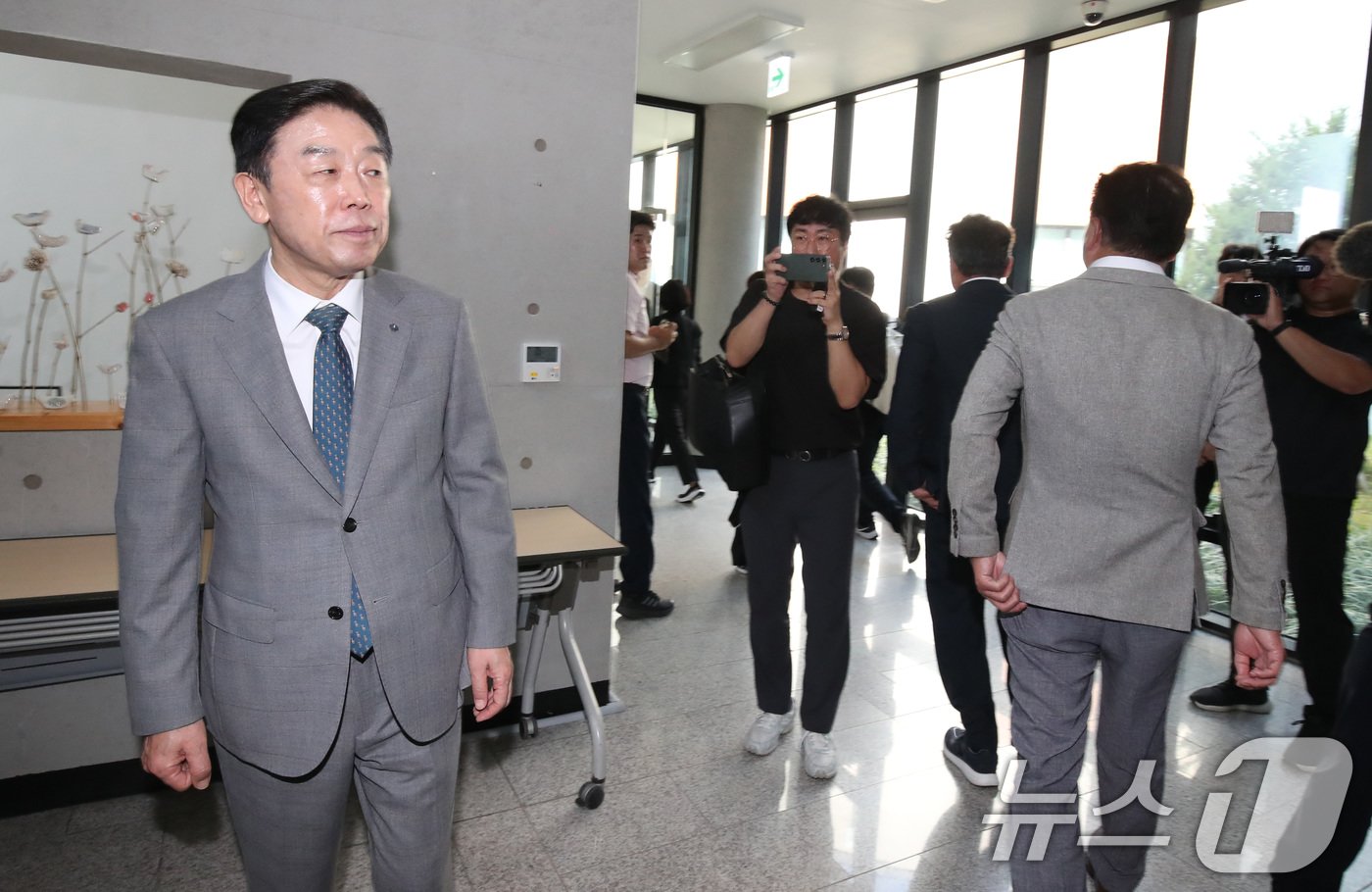 본문 이미지 - 14일 충남 천안 독립기념관에서 더불어민주당 정무위, 역사정의 특위 의원들이 독립기념관장 임명 규명을 위한 현장방문에서 의원들이 마중나온 김형석 관장을 외면하고 있다. 2024.8.14/뉴스1 ⓒ News1 김기태 기자