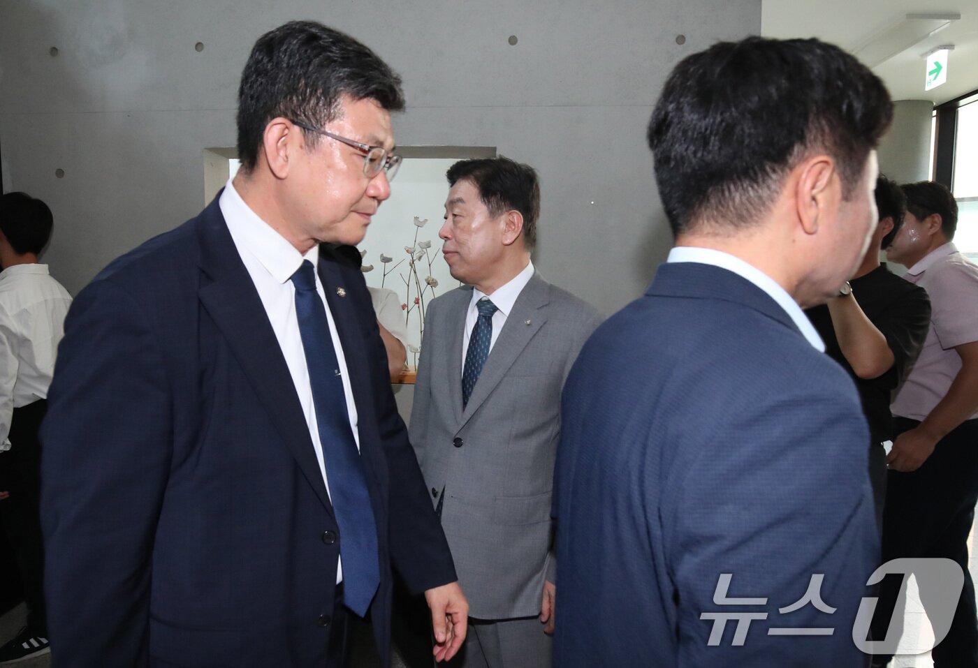 본문 이미지 - 14일 충남 천안 독립기념관에서 더불어민주당 정무위, 역사정의 특위 의원들이 독립기념관장 임명 규명을 위한 현장방문에서 의원들이 마중나온 김형석 관장을 외면하고 있다. 2024.8.14/뉴스1 ⓒ News1 김기태 기자