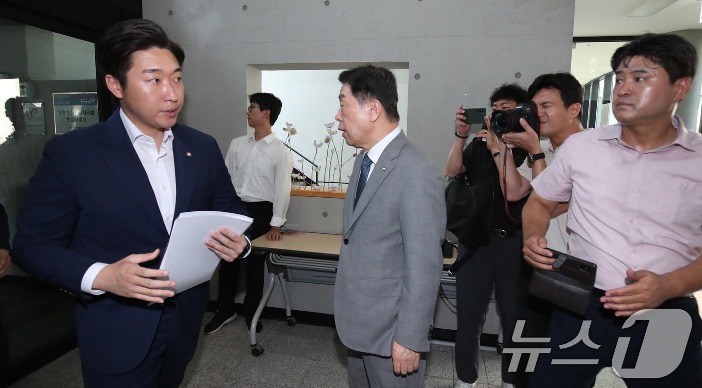 본문 이미지 - 14일 충남 천안 독립기념관에서 더불어민주당 정무위, 역사정의 특위 의원들이 독립기념관장 임명 규명을 위한 현장방문에서 의원들이 마중나온 김형석 관장을 외면하고 있다. 2024.8.14/뉴스1 ⓒ News1 김기태 기자