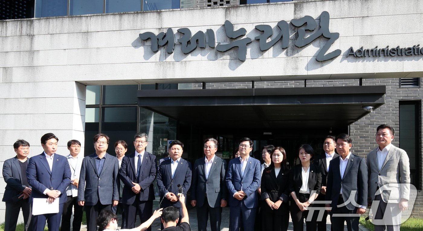 본문 이미지 - 더불어민주당 정무위원회·역사정의특위 의원들이 14일 김형석 독립기념관장 임명 규명을 위해 충남 천안 독립기념관을 찾아 김 관장의 임명 철회를 촉구하는 기자회견을 하고 있다. 2024.8.14/뉴스1 ⓒ News1 김기태 기자