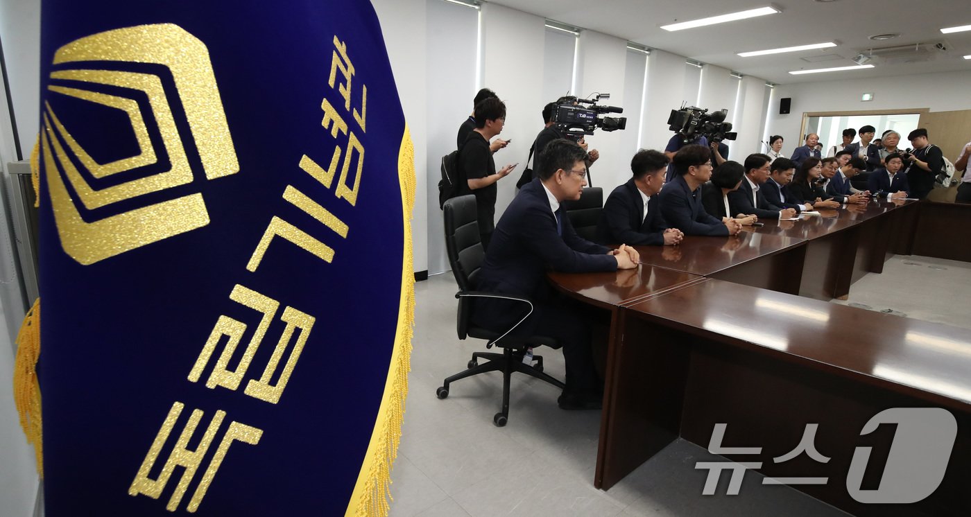 본문 이미지 - 14일 충남 천안 독립기념관에서 더불어민주당 정무위, 역사정의 특위 의원들이 독립기념관장 임명 규명을 위한 현장방문에서 자료 열람을 기다리고 있다. 2024.8.14/뉴스1 ⓒ News1 김기태 기자