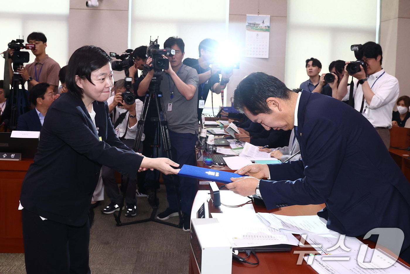 본문 이미지 - 임은정 대전지방검찰청 부장검사가 14일 오전 서울 여의도 국회에서 열린 김영철 서울북부지검 차장검사 '탄핵소추사건 조사'와 관련한 청문회에서 정청래 법사위원장에게 선서문을 제출하고 있다. 이날 김건희 여사를 비롯한 주요 증인들은 불출석했다. 2024.8.14/뉴스1 ⓒ News1 김민지 기자