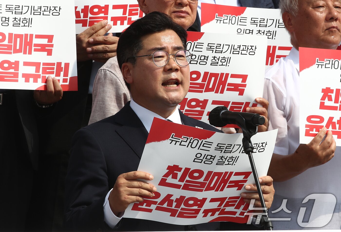 본문 이미지 - 박찬대 더불어민주당 대표 직무대행 겸 원내대표가 14일 오전 서울 여의도 국회 본청 앞 계단에서 열린 &#39;8.15광복 79년, 윤석열 정권 굴욕외교 규탄 국회-시민사회1000인 선언 기자회견에서 발언하고 있다. 2024.8.14/뉴스1 ⓒ News1 이광호 기자