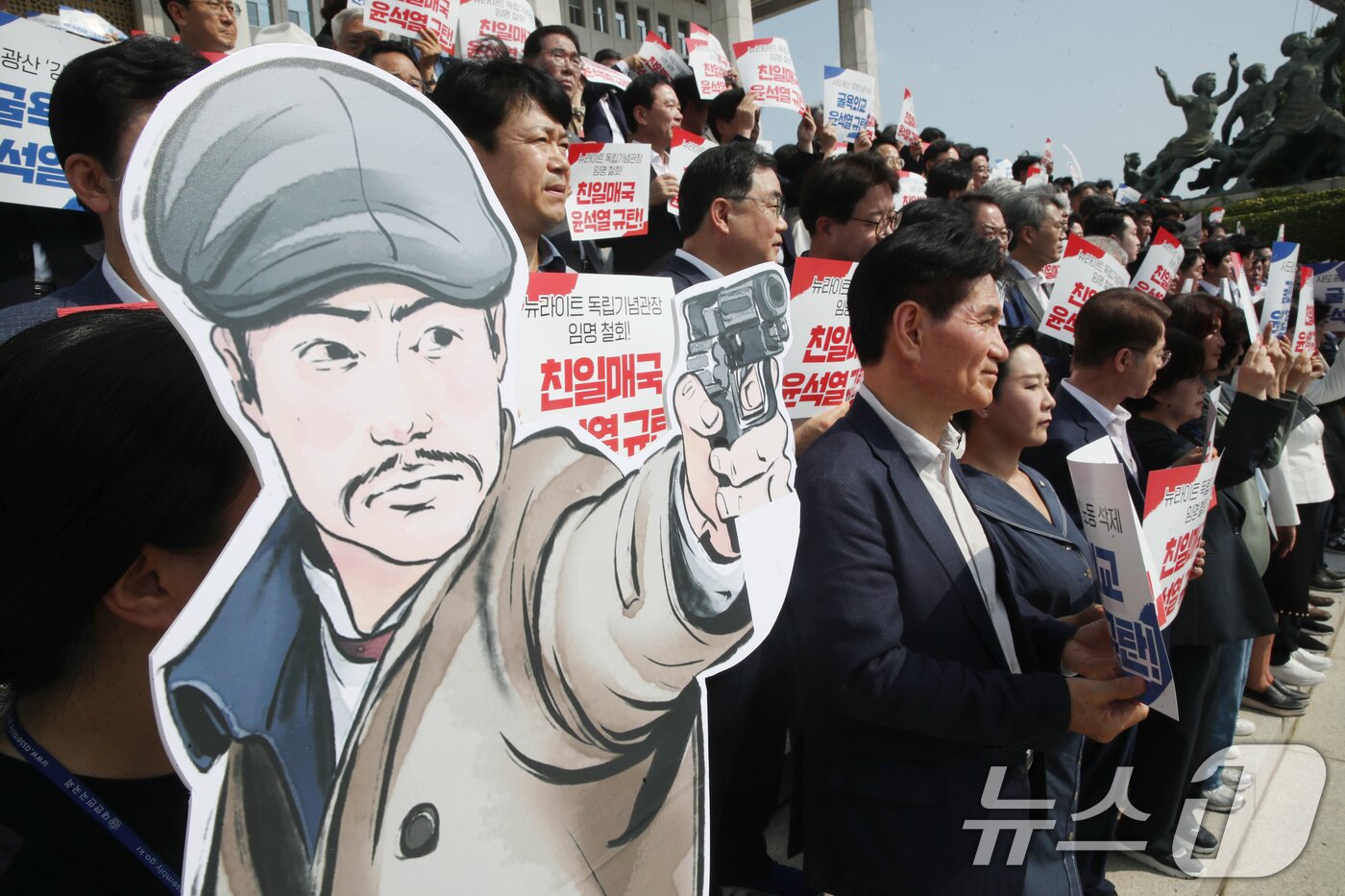 본문 이미지 - 14일 오전 서울 여의도 국회 본청 앞 계단에서 열린 &#39;8.15광복 79년, 윤석열 정권 굴욕외교 규탄 국회-시민사회1000인 선언 기자회견에 독립운동가들의 등신대가 세워져 있다.2024.8.14/뉴스1 ⓒ News1 이광호 기자