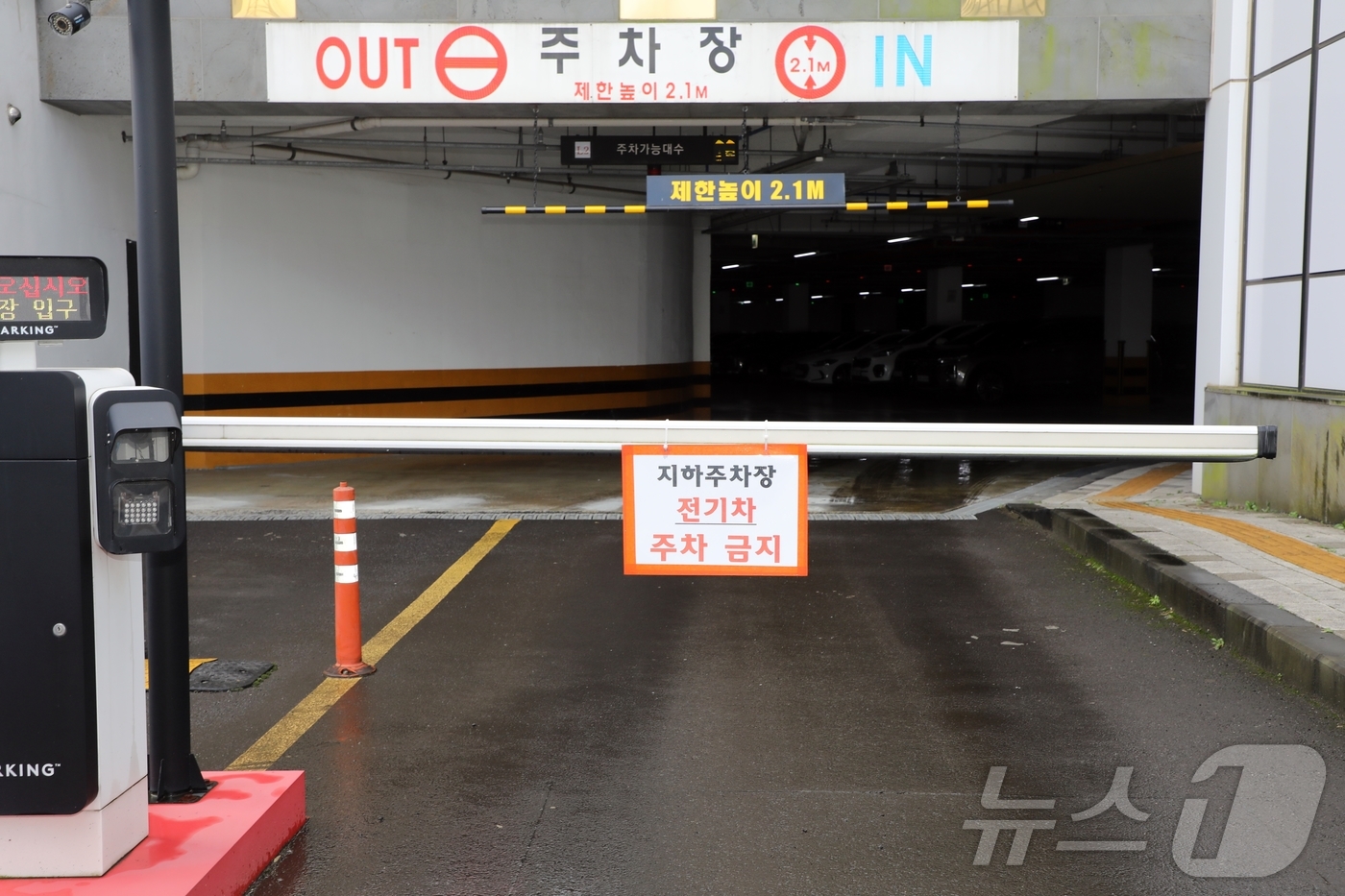 (제주=뉴스1) 홍수영 기자 = 14일 제주시내 한 지하주차장 입구에 전기차 주차를 금지한다는 안내문이 붙어있다.지하주차장 내부에는 전기차 주차구역 표시가 있지만 기존에 설치됐던 …
