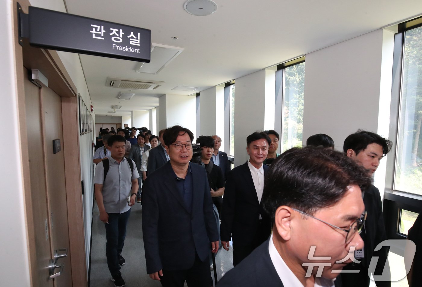 본문 이미지 - 더불어민주당 정무위, 역사정의 특위 의원들이 14일 충남 천안 독립기념관에서 김형석 독립기념관장 임명 규명을 위한 현장방문에서 자료 열람이 거부되자 회의장을 나서고 있다. 2024.8.14/뉴스1 ⓒ News1 김기태 기자