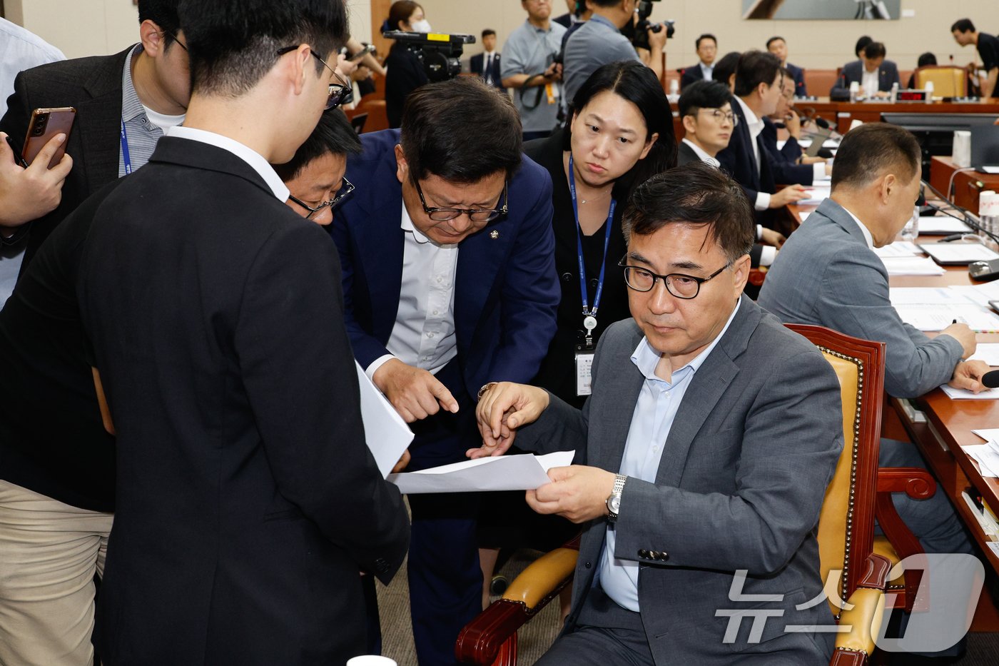 본문 이미지 - 국회 과학기술정보방송통신위원회 최형두 국민의힘 간사가 14일 오전 서울 여의도 국회 과방위에서 열린 방송장악 2차 청문회에서 김장겸 의원과 추가 참고인 명단을 논의하고 있다. 2024.8.14/뉴스1 ⓒ News1 안은나 기자