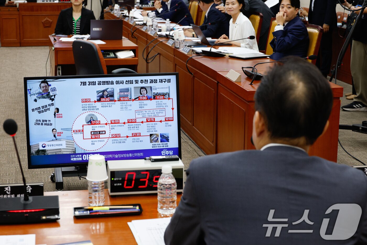 본문 이미지 - 김태규 방송통신위원회 위원장 직무대행이 14일 오전 서울 여의도 국회 과학기술정보방송통신위원회에서 열린 방송장악 2차 청문회에 출석해 이훈기 더불어민주당 의원 질의를 듣고 있다. 2024.8.14/뉴스1 ⓒ News1 안은나 기자