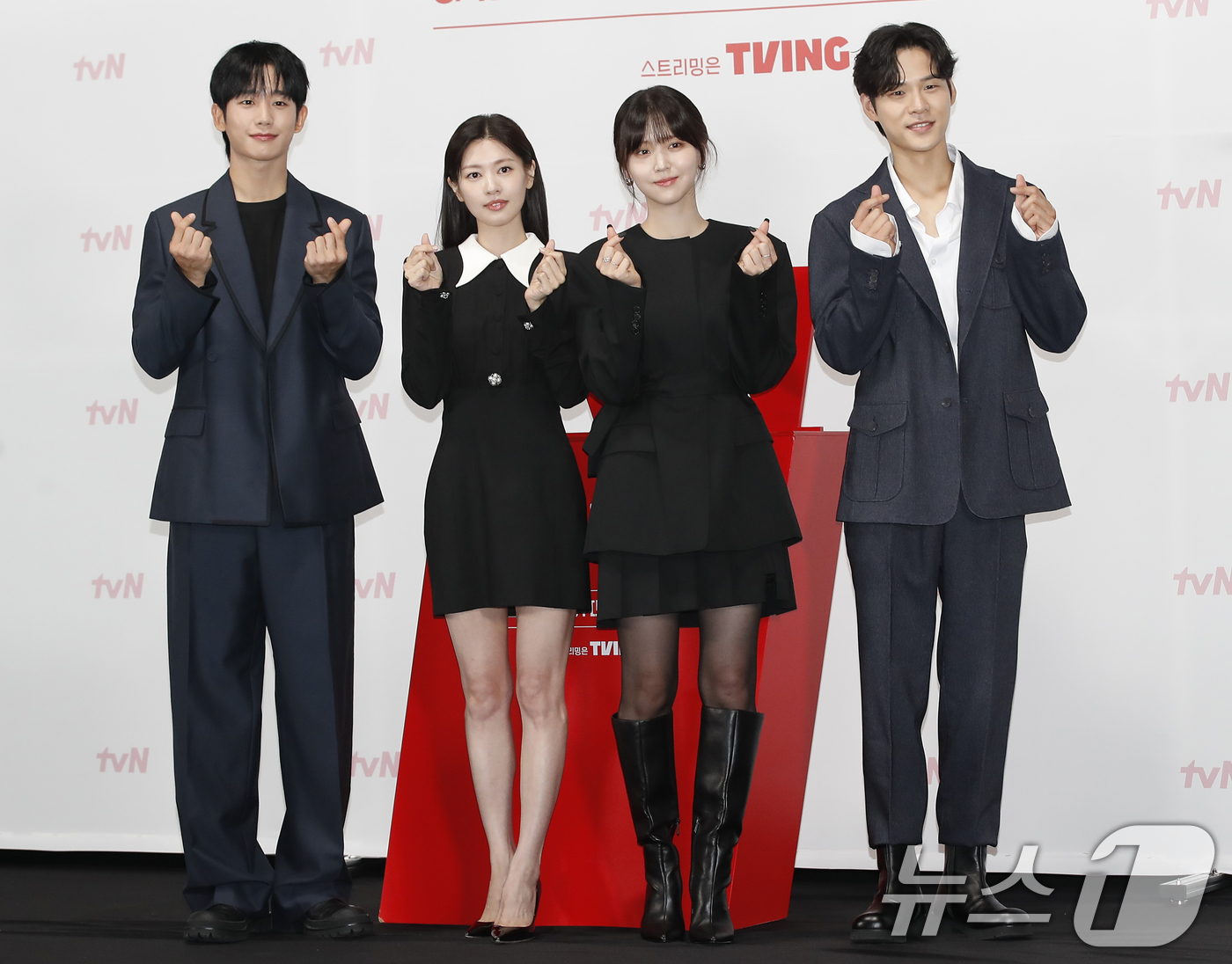 (서울=뉴스1) 권현진 기자 = 배우 정해인(왼쪽부터)과 정소민, 김지은, 윤지온이 14일 서울 구로구 라마다서울신도림호텔에서 열린 tvN 새 토일드라마 '엄마친구아들' 제작발표회 …