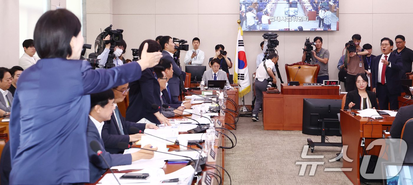 14일 오전 서울 여의도 국회 법제사법위원회에서 열린 김영철 서울북부지검 차장검사 &#39;탄핵소추사건 조사&#39;와 관련한 청문회에서 전현희 더불어민주당&#40;왼쪽&#41;과 송석준 국민의힘 의원이 전 의원의 권익위 간부 사망 관련 의사진행 발언을 놓고 언쟁을 벌이고 있다. 2024.8.14/뉴스1 ⓒ News1 김민지 기자