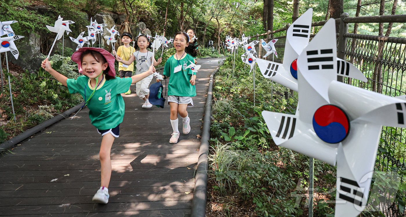 본문 이미지 - 광복절을 하루 앞둔 14일 서울 응봉근린공원 남산자락숲길에 조성된 태극꽃길에서 어린이들이 뛰놀고 있다.2024.8.14/뉴스1 ⓒ News1 김도우 기자
