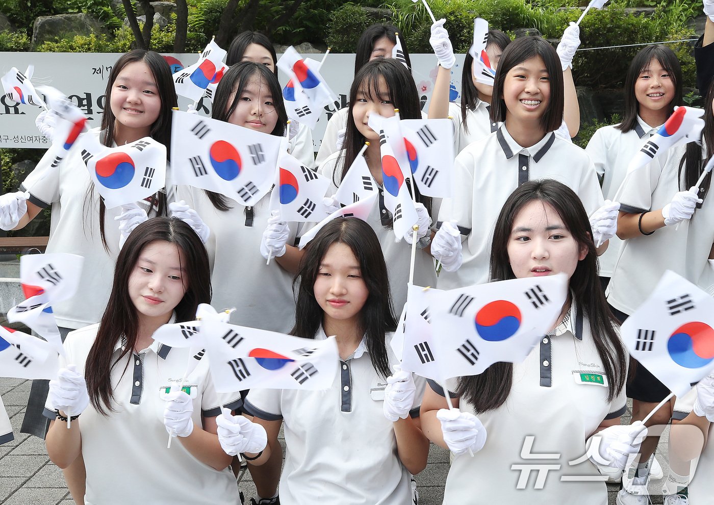본문 이미지 - 성신여중 학생들이 14일 오전 서울 성북구 만해공원에서 열린 제79주년 광복절 기념 만해 동상 청소 및 플래시몹 행사에서 태극기를 이용한 댄스를 선보이고 있다. 2024.8.14/뉴스1 ⓒ News1 임세영 기자