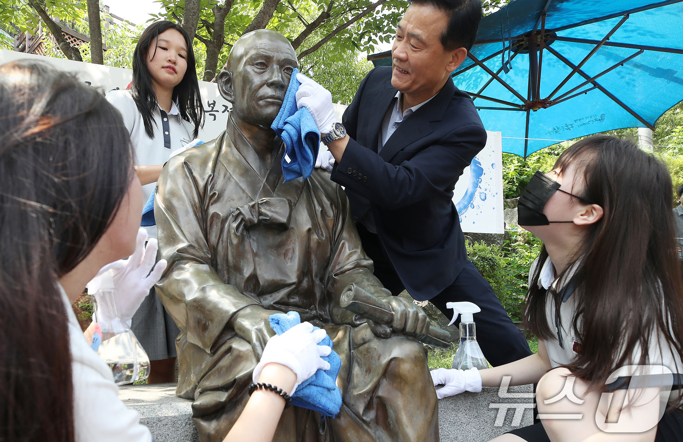 (서울=뉴스1) 임세영 기자 = 이승로 성북구청장 및 성신여중 학생들이 14일 오전 서울 성북구 만해공원에서 열린 제79주년 광복절 기념 만해 동상 청소 및 플래시몹 행사에서 한용 …