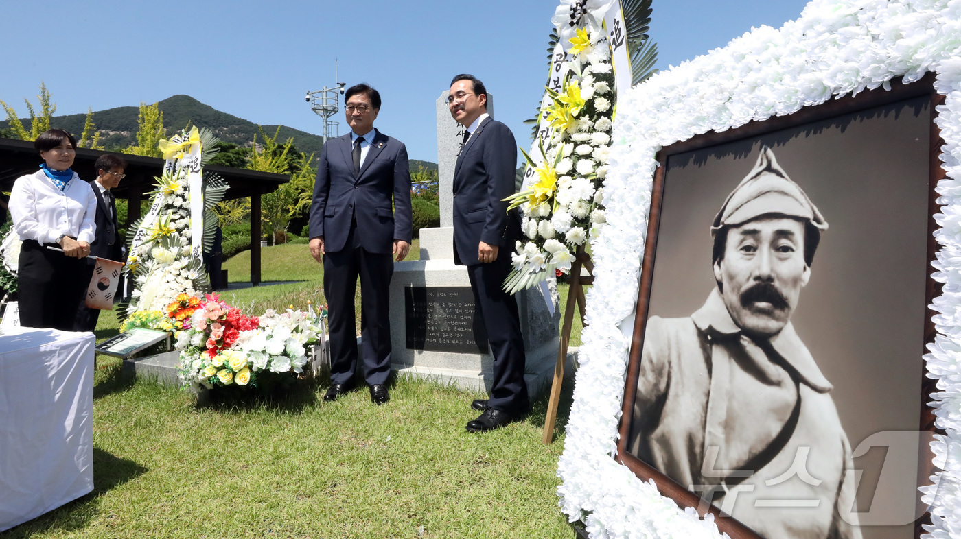 (대전=뉴스1) 김기남 기자 = 우원식 국회의장과 박홍근 홍범도장군기념사업회 이사장이 14일 오전 대전국립현충원에서 열린 광복 79주년 및 홍범도 장군 귀환 3주년 기념식을 마친 …