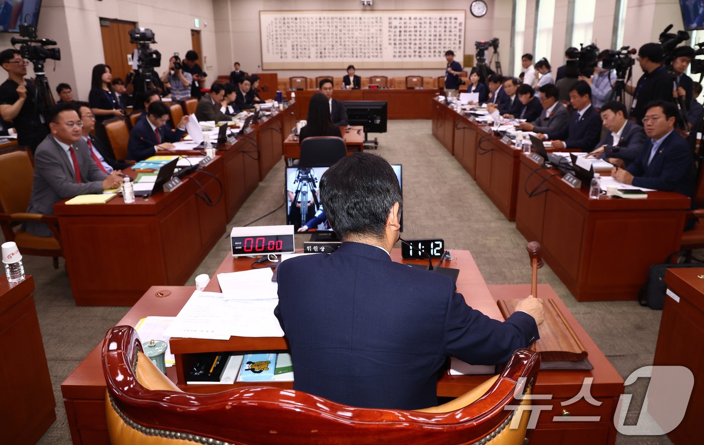 정청래 법제사법위원장이 14일 오전 서울 여의도 국회에서 열린 최순실 씨 조카 장시호 씨가 과거에 수감됐던 서울구치소 현장검증 실시의 건을 안건으로 상정하고 있다. 2024.8.14/뉴스1 ⓒ News1 김민지 기자