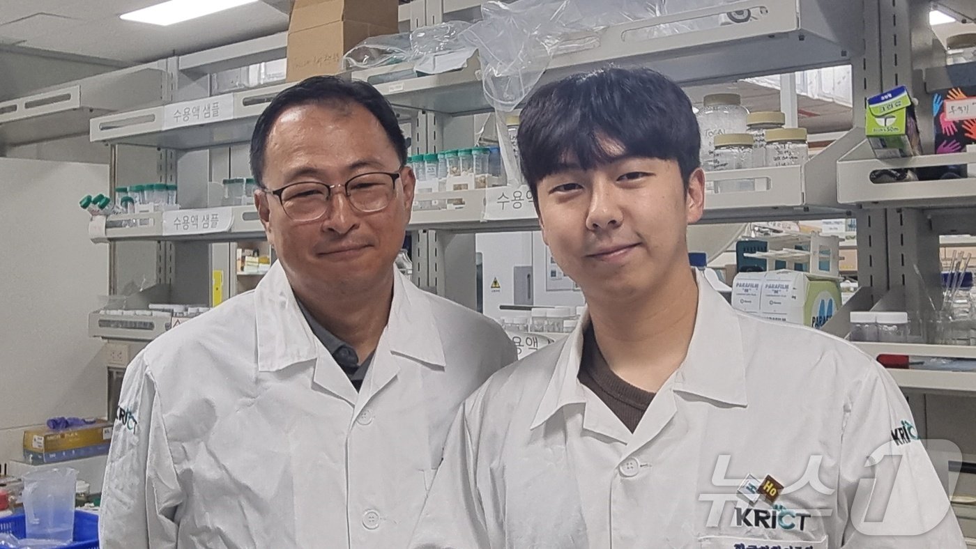 본문 이미지 - 왼쪽부터 UST-화학연 스쿨 신지훈 교수&#40;교신저자&#41;와 이현호 학생&#40;주저자&#41;. &#40;UST 제공&#41;/뉴스1