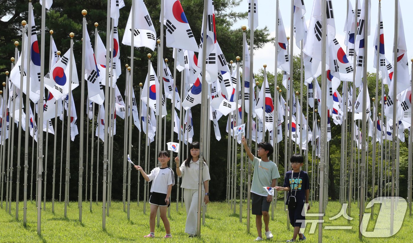 광복절을 하루 앞둔 14일 충남 천안 독립기념관 태극기광장에서 어린이들이 손태극기를 들고 이동하고 있다. 2024.8.14/뉴스1 ⓒ News1 김기태 기자