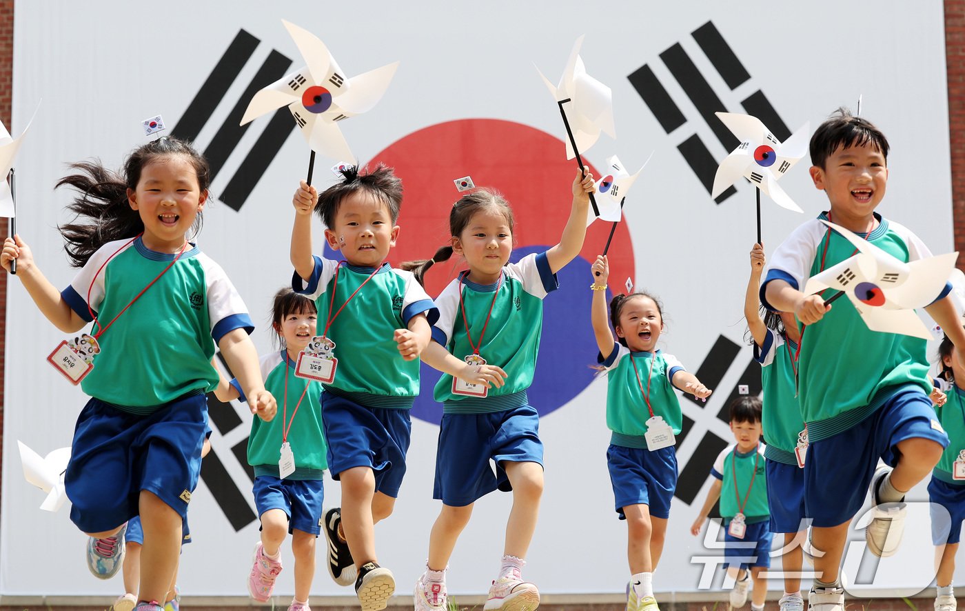 광복절을 하루 앞둔 14일 오후 서울 서대문형무소역사관에서 태극기 바람개비를 든 어린이들이 앞으로 달리고 있다. 2024.8.14/뉴스1 ⓒ News1 박지혜 기자