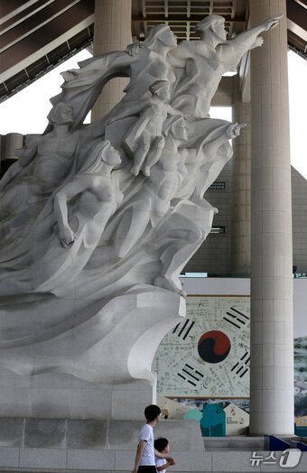 본문 이미지 - 충남 천안 독립기념관을 찾은 관람객들이 전시물을 관람하고 있다. ⓒ 뉴스1 