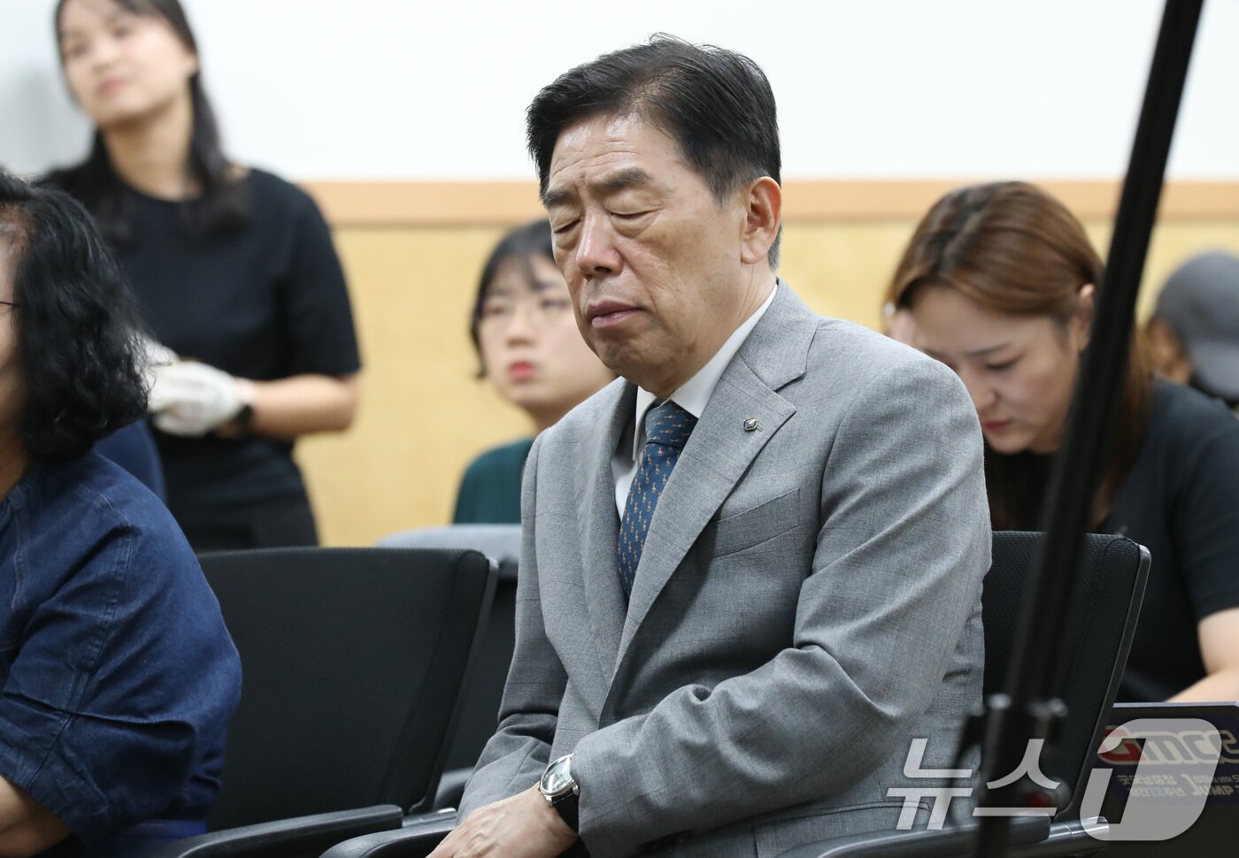 본문 이미지 - 김형석 신임 독립기념관장이 14일 충남 천안 독립기념관 밝은누리관에서 열린 독립 유물 공개 행사에서 잠시 눈을 감고 있다. 2024.8.14/뉴스1 ⓒ News1 김기태 기자