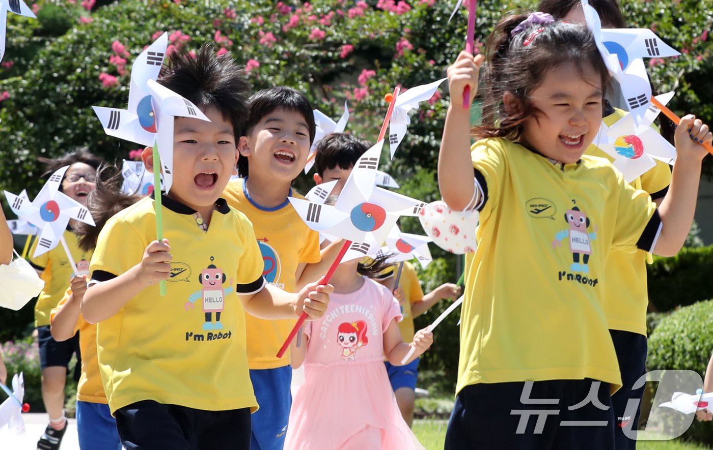 제79주년 광복절을 하루 앞둔 14일 오후 부산진구청 어린이집 인근에서 원생들이 직접 만든 태극기 바람개비를 날리며 즐거워하고 있다. 2024.8.14/뉴스1 ⓒ News1 윤일지 기자