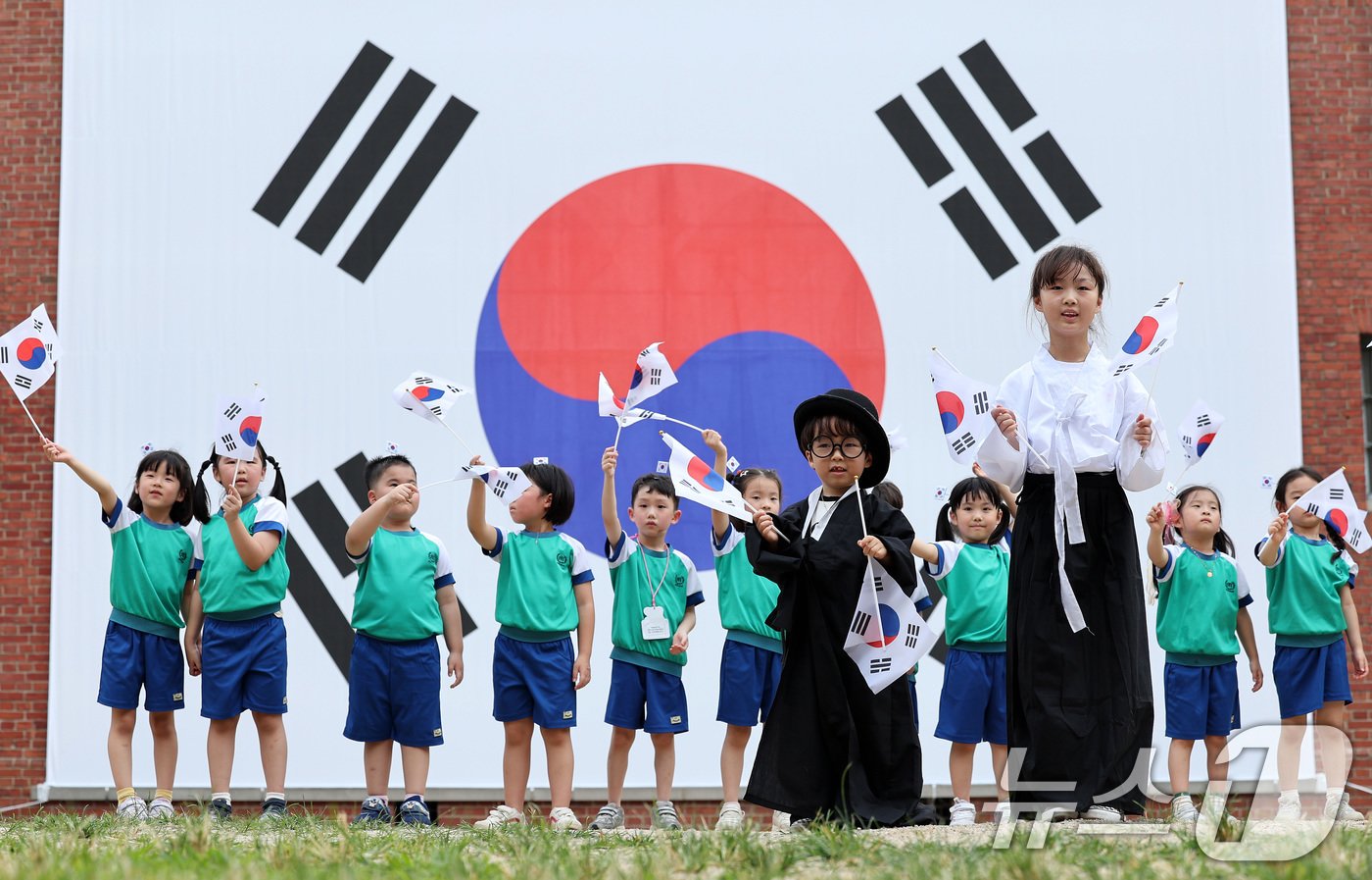 본문 이미지 - 광복절을 하루 앞둔 14일 오후 서울 서대문형무소역사관을 찾은 어린이들이 태극기를 휘날리고 있다. 2024.8.14/뉴스1 ⓒ News1 박지혜 기자