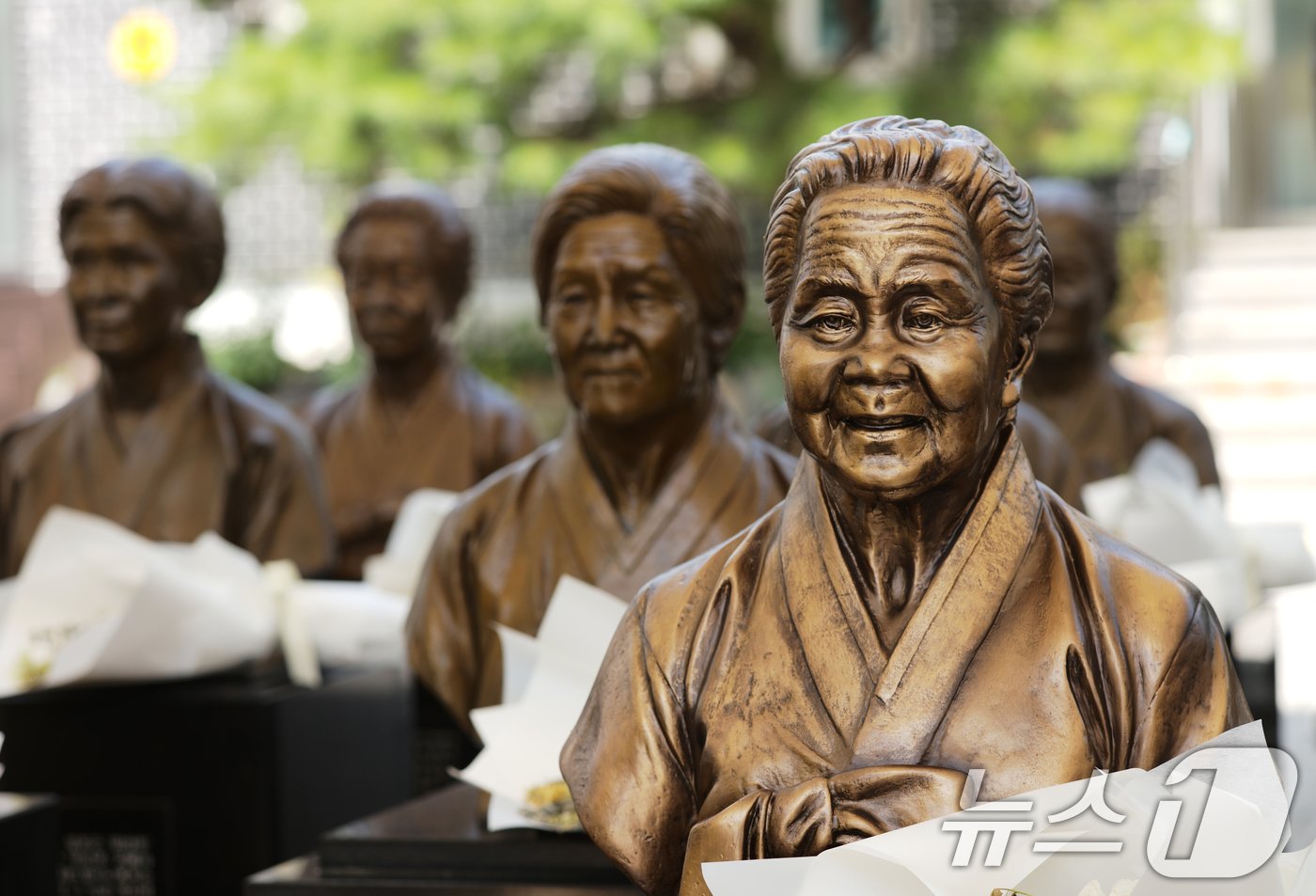 본문 이미지 - 일본군 '위안부' 피해자 기림의 날인 14일 경기 광주시 퇴촌면 나눔의집에 위안부 피해자 할머니들의 흉상이 세워져 있다. 기림의 날은 매년 8월 14일로 고(故) 김학순 할머니가 1991년 일본군 '위안부' 피해 사실을 최초로 증언한 날이다. 현재 정부에 등록된 일본군 '위안부' 피해자 240명 중 생존자는 9명이다. 2024.8.14/뉴스1 ⓒ News1 김영운 기자