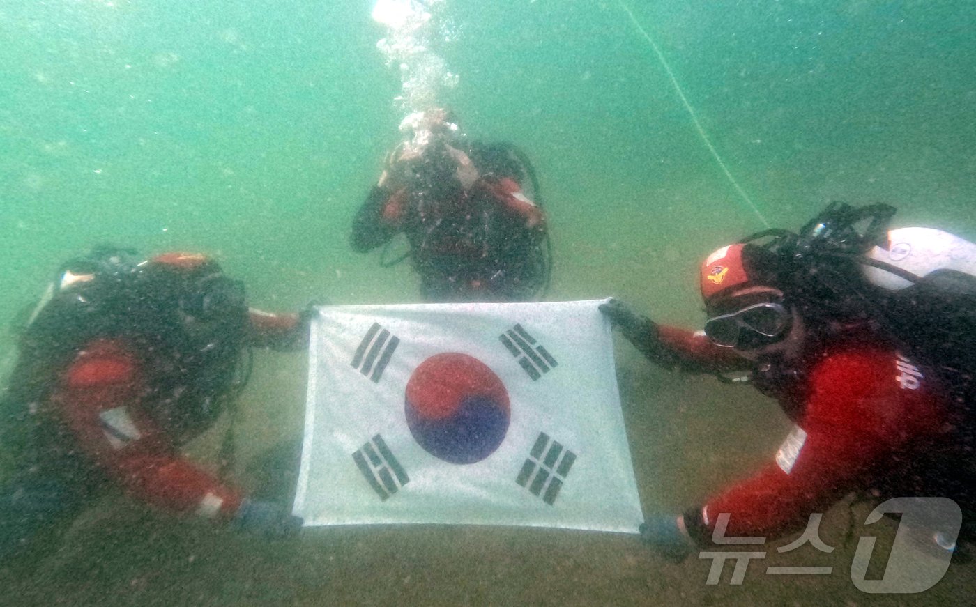 전북자치도 부안해경이 제79주년 광복절을 하루 앞둔 14일 부안군 사당도 인근 수중에서 태극기를 펼쳐들고 독립의 의미를 되새기고 있다.&#40;해경 제공&#41;2024.8.14/뉴스1