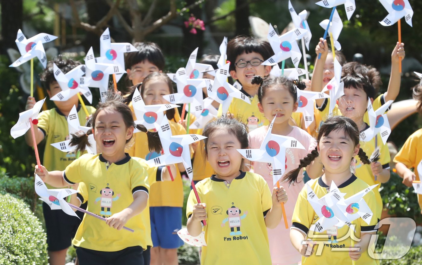 제79주년 광복절을 하루 앞둔 14일 오후 부산진구청 어린이집 인근에서 원생들이 직접 만든 태극기 바람개비를 날리며 즐거워하고 있다. 2024.8.14/뉴스1 ⓒ News1 윤일지 기자