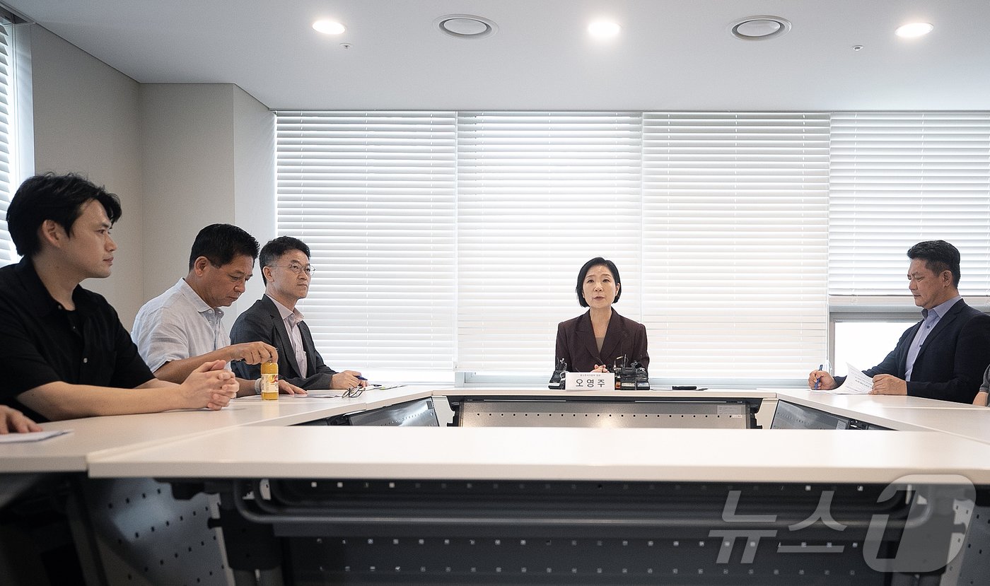 본문 이미지 - 오영주 중소기업벤처부 장관이 14일 오후 서울 마포구 드림스퀘어에서 열린 티몬·위메프 미정산 피해기업 간담회에 참석해 피해기업 관계자들과 대화하고 있다. 2024.8.14/뉴스1 ⓒ News1 이승배 기자