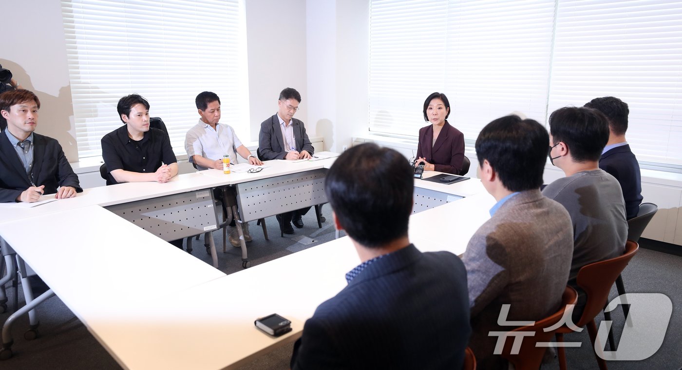 본문 이미지 - 오영주 중소기업벤처부 장관이 14일 오후 서울 마포구 드림스퀘어에서 열린 티몬·위메프 미정산 피해기업 간담회에 참석해 피해기업 관계자들과 대화하고 있다. 2024.8.14/뉴스1 ⓒ News1 이승배 기자